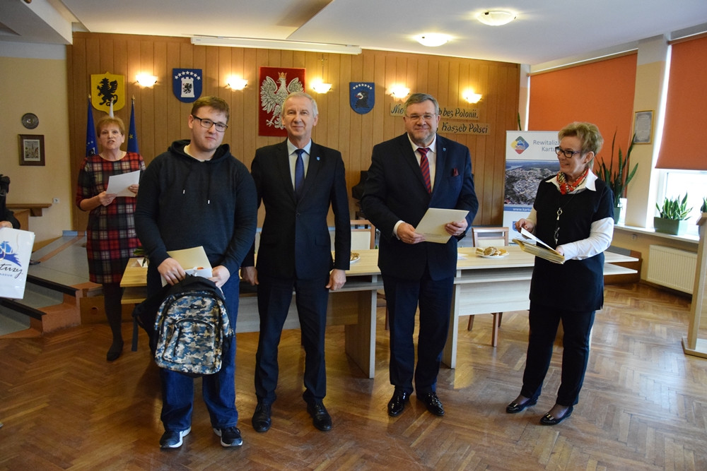 Uczniowie ze szkół powiatu przez pół roku oddali prawie 200 litrów krwi. 