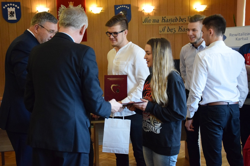 Uczniowie ze szkół powiatu przez pół roku oddali prawie 200 litrów krwi. 