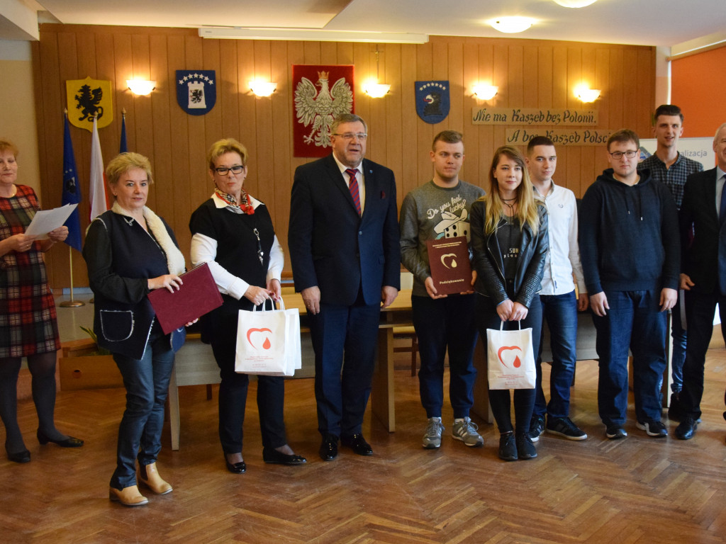Uczniowie ze szkół powiatu przez pół roku oddali prawie 200 litrów krwi. 