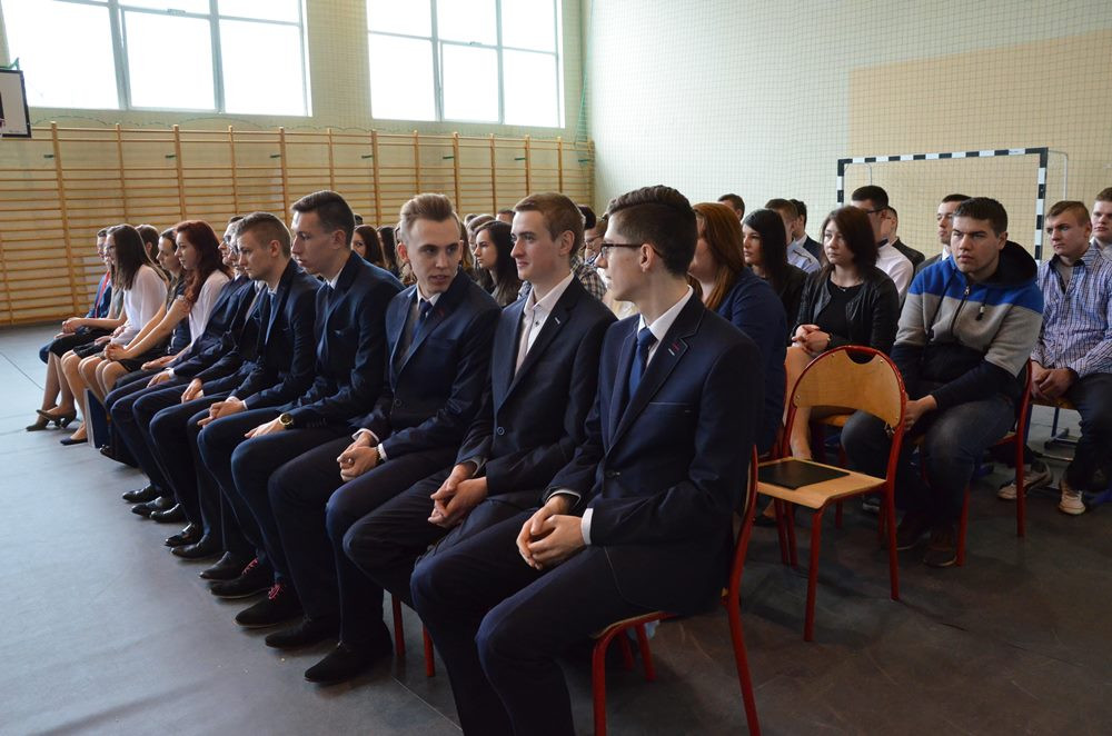 Sierakowice. Absolwenci ZSP odebrali świadectwa, przed nimi matura