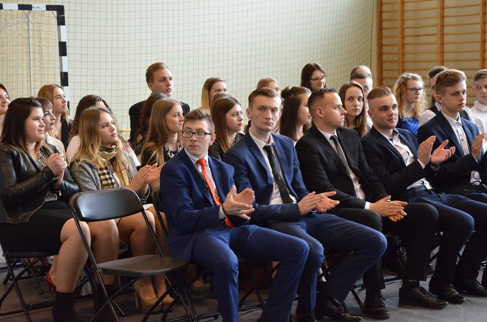 Sierakowice. Absolwenci ZSP odebrali świadectwa, przed nimi matura
