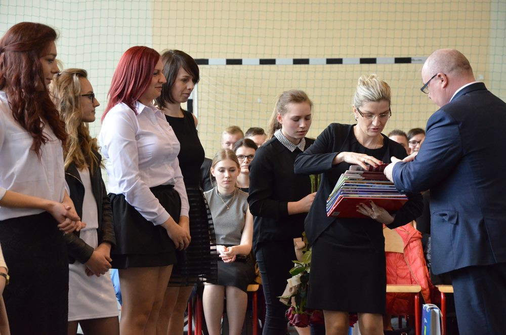Sierakowice. Absolwenci ZSP odebrali świadectwa, przed nimi matura