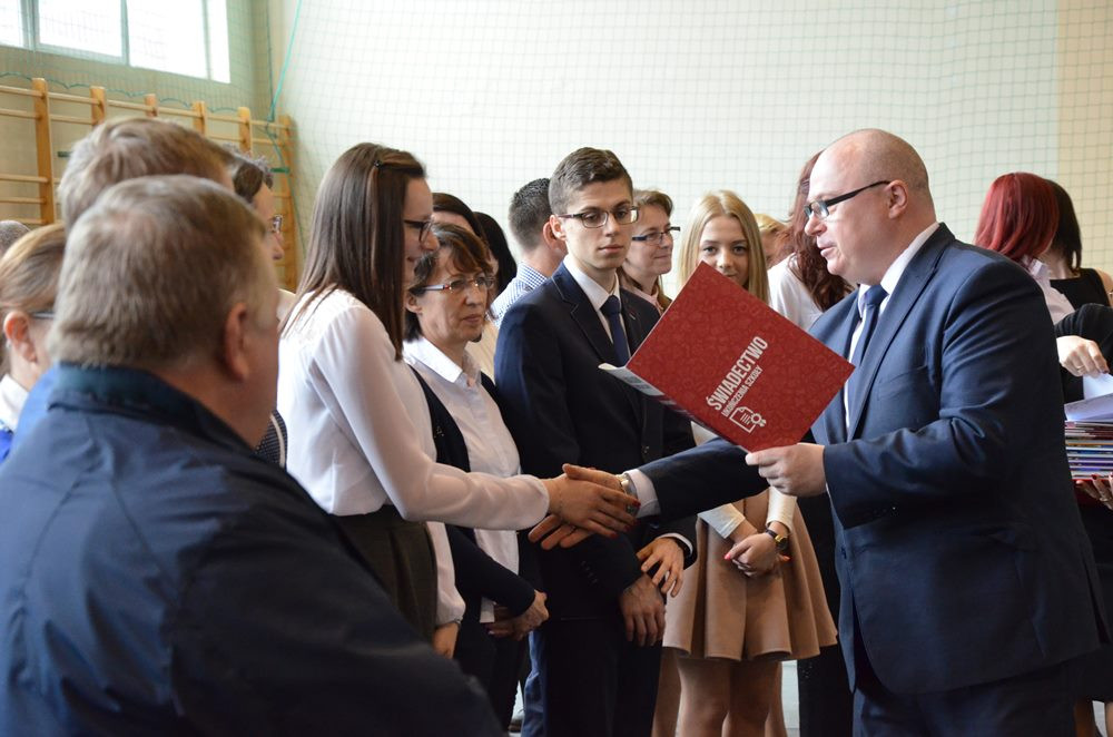 Sierakowice. Absolwenci ZSP odebrali świadectwa, przed nimi matura