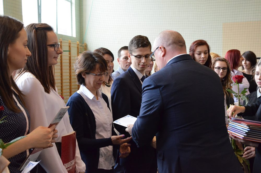 Sierakowice. Absolwenci ZSP odebrali świadectwa, przed nimi matura