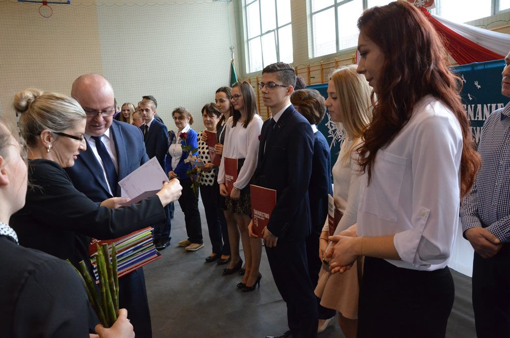 Sierakowice. Absolwenci ZSP odebrali świadectwa, przed nimi matura