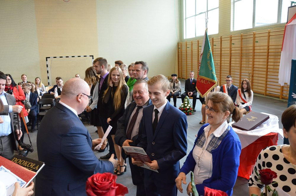 Sierakowice. Absolwenci ZSP odebrali świadectwa, przed nimi matura