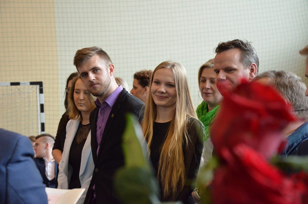 Sierakowice. Absolwenci ZSP odebrali świadectwa, przed nimi matura