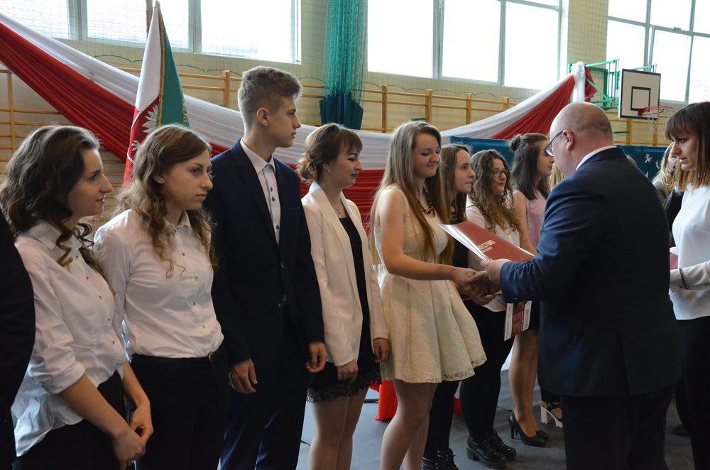 Sierakowice. Absolwenci ZSP odebrali świadectwa, przed nimi matura