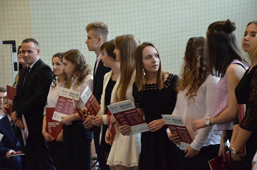 Sierakowice. Absolwenci ZSP odebrali świadectwa, przed nimi matura