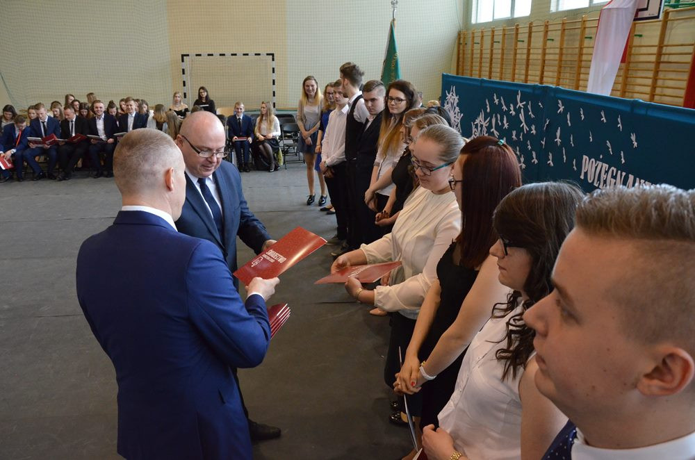 Sierakowice. Absolwenci ZSP odebrali świadectwa, przed nimi matura