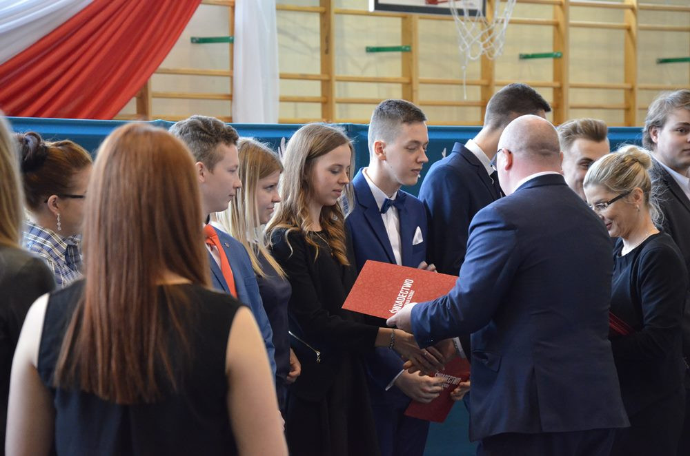 Sierakowice. Absolwenci ZSP odebrali świadectwa, przed nimi matura