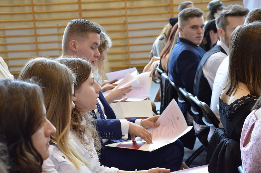 Sierakowice. Absolwenci ZSP odebrali świadectwa, przed nimi matura