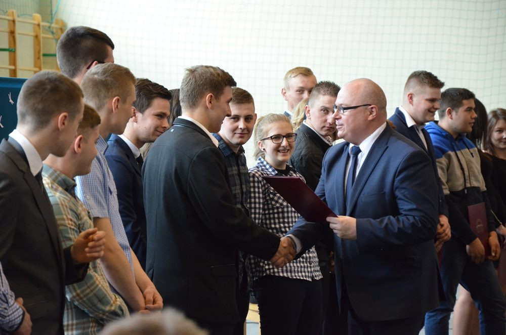 Sierakowice. Absolwenci ZSP odebrali świadectwa, przed nimi matura