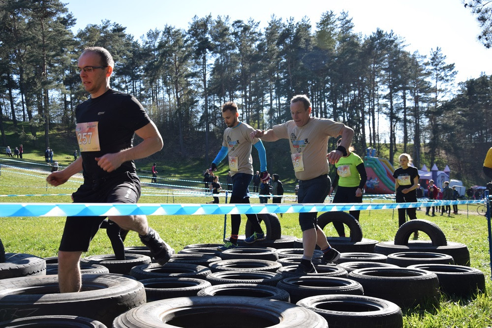 Dźwigali opony, biegali przez płotki i muldy - pierwszy Hardcore Run w Żukowie