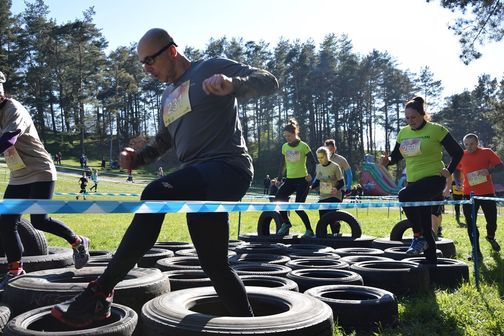 Dźwigali opony, biegali przez płotki i muldy - pierwszy Hardcore Run w Żukowie