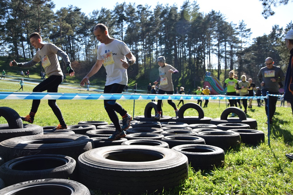 Dźwigali opony, biegali przez płotki i muldy - pierwszy Hardcore Run w Żukowie