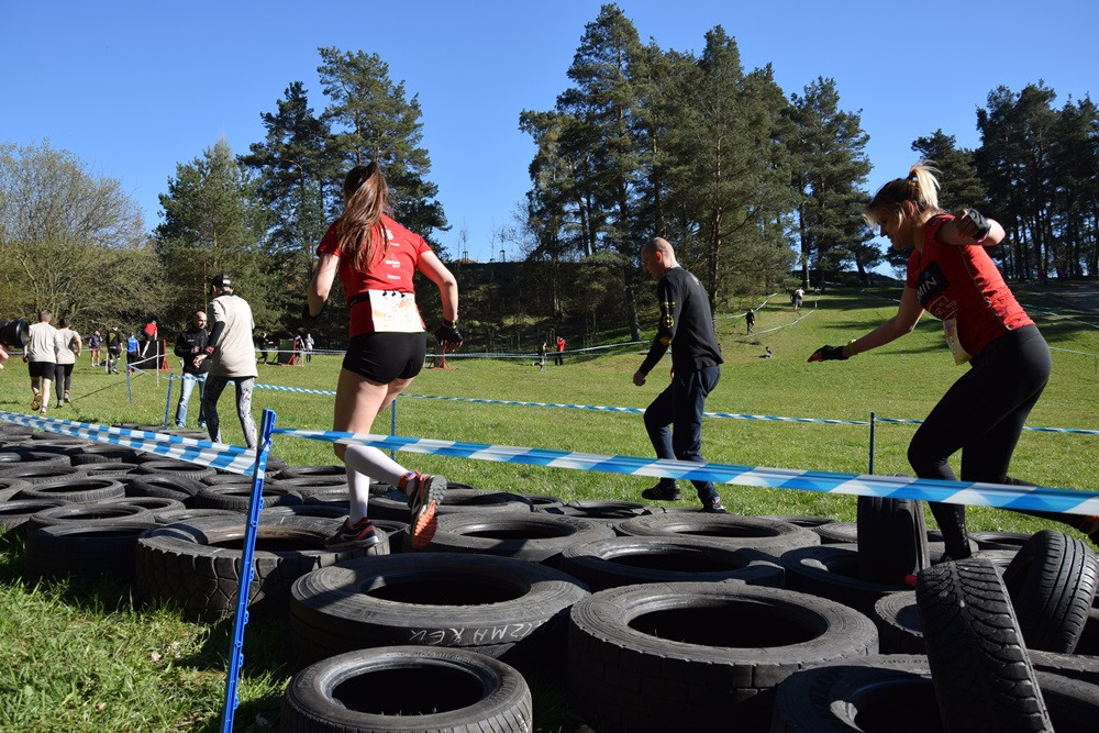 Dźwigali opony, biegali przez płotki i muldy - pierwszy Hardcore Run w Żukowie