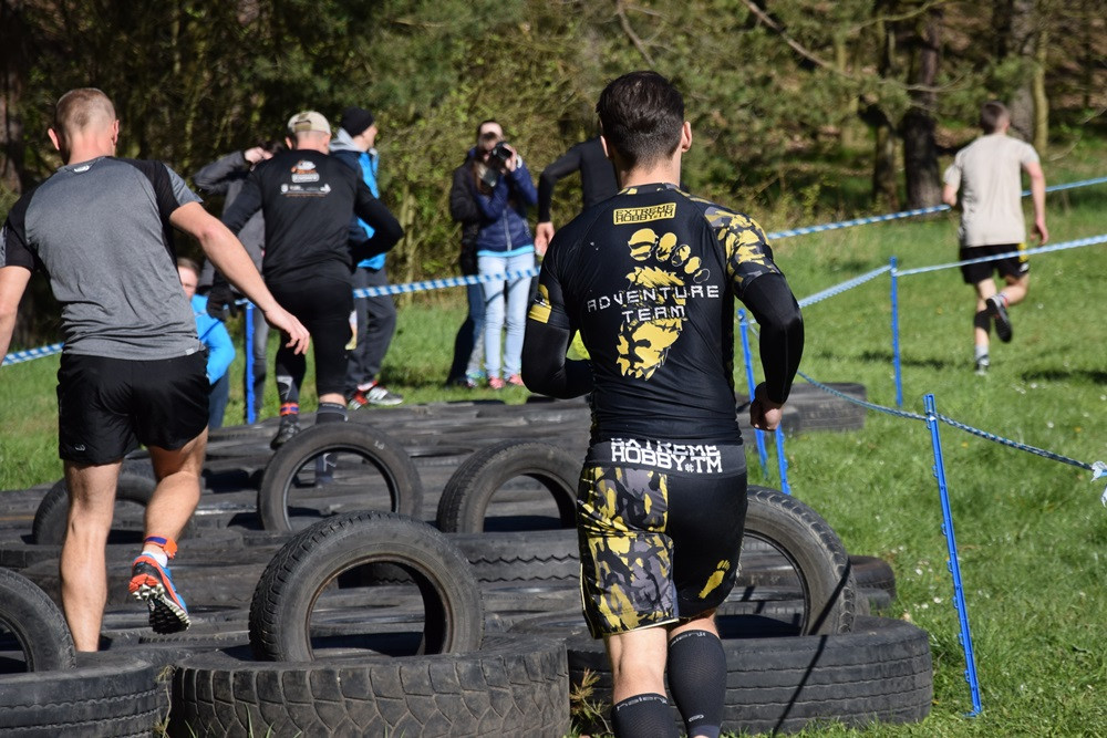 Dźwigali opony, biegali przez płotki i muldy - pierwszy Hardcore Run w Żukowie