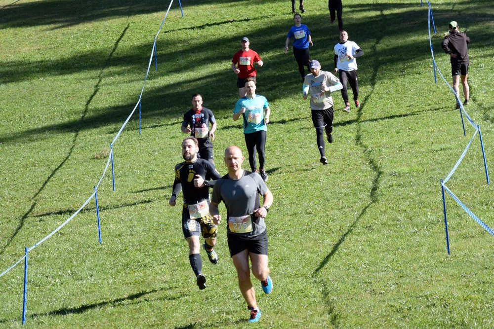 Dźwigali opony, biegali przez płotki i muldy - pierwszy Hardcore Run w Żukowie