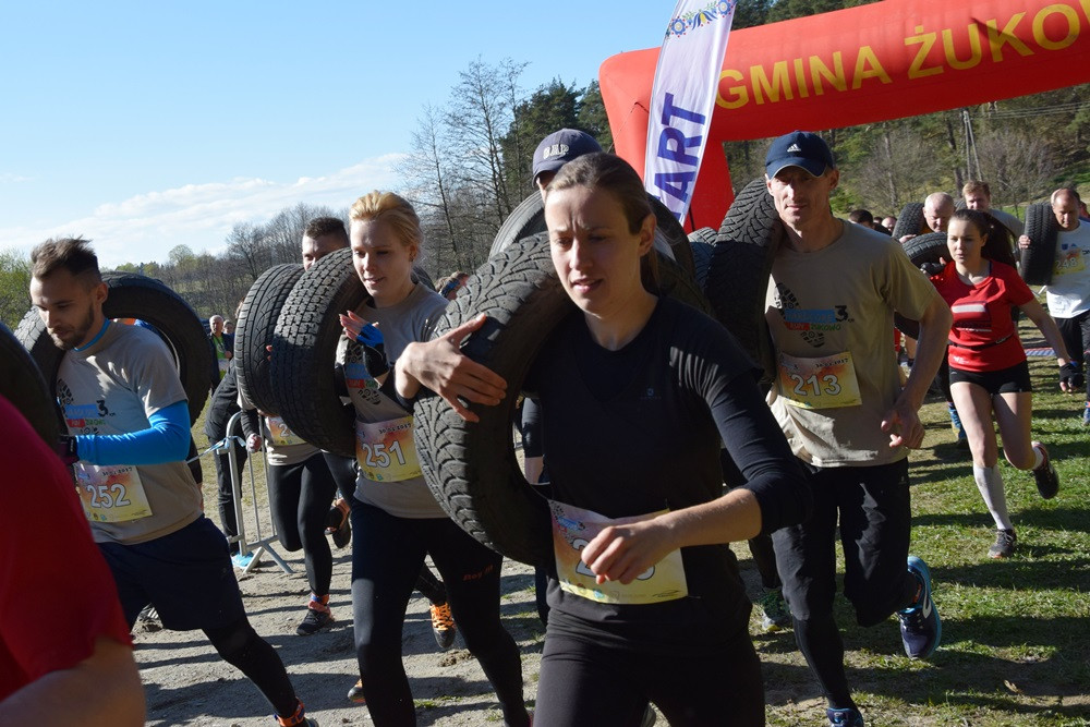 Dźwigali opony, biegali przez płotki i muldy - pierwszy Hardcore Run w Żukowie