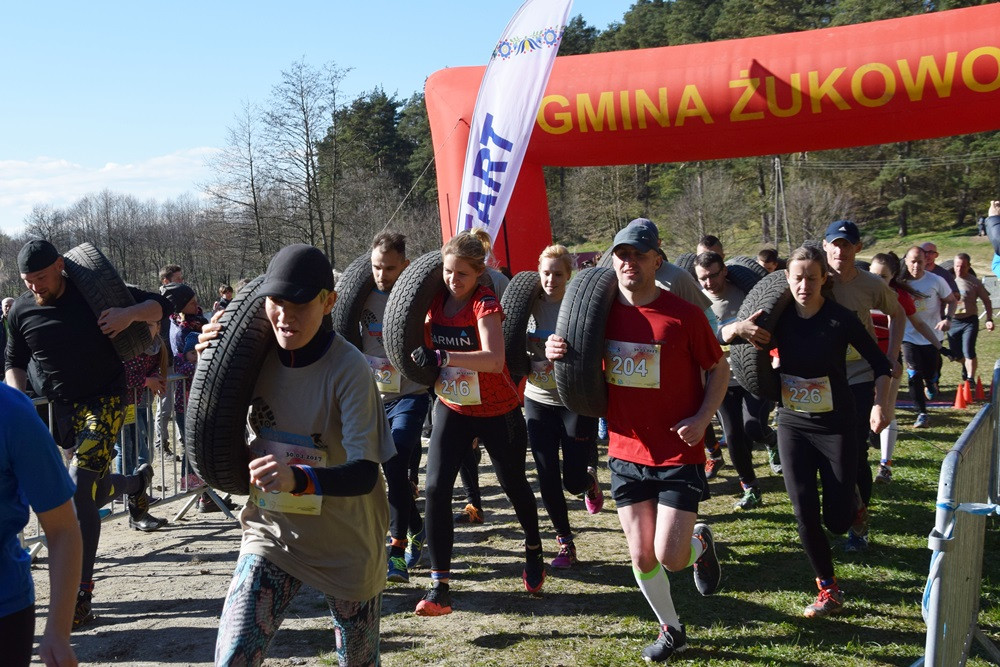 Dźwigali opony, biegali przez płotki i muldy - pierwszy Hardcore Run w Żukowie