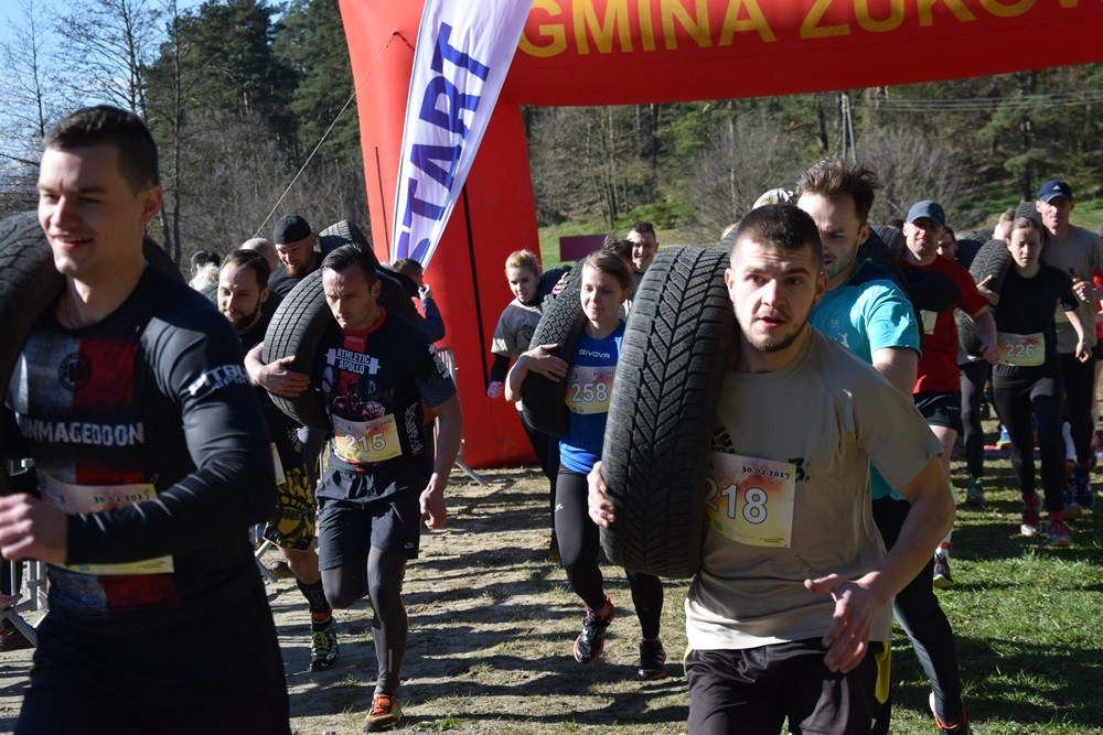 Dźwigali opony, biegali przez płotki i muldy - pierwszy Hardcore Run w Żukowie