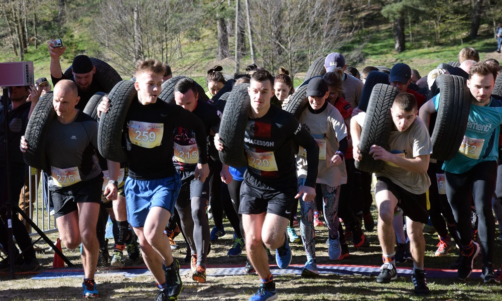 Dźwigali opony, biegali przez płotki i muldy - pierwszy Hardcore Run w Żukowie