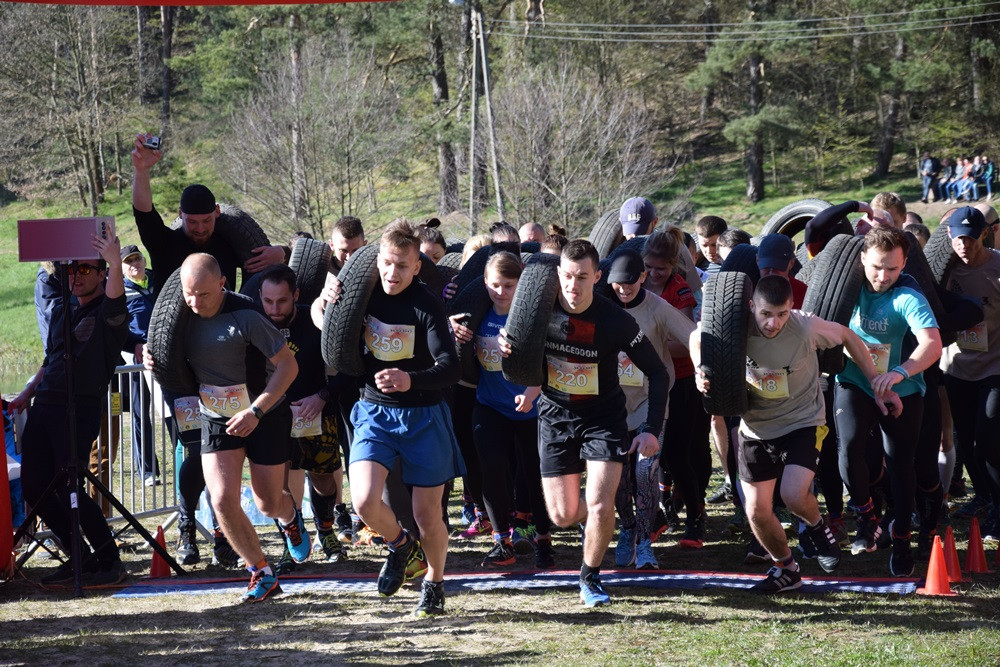 Dźwigali opony, biegali przez płotki i muldy - pierwszy Hardcore Run w Żukowie