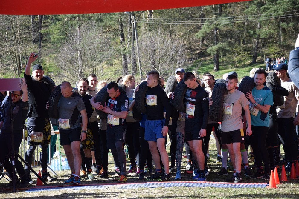 Dźwigali opony, biegali przez płotki i muldy - pierwszy Hardcore Run w Żukowie