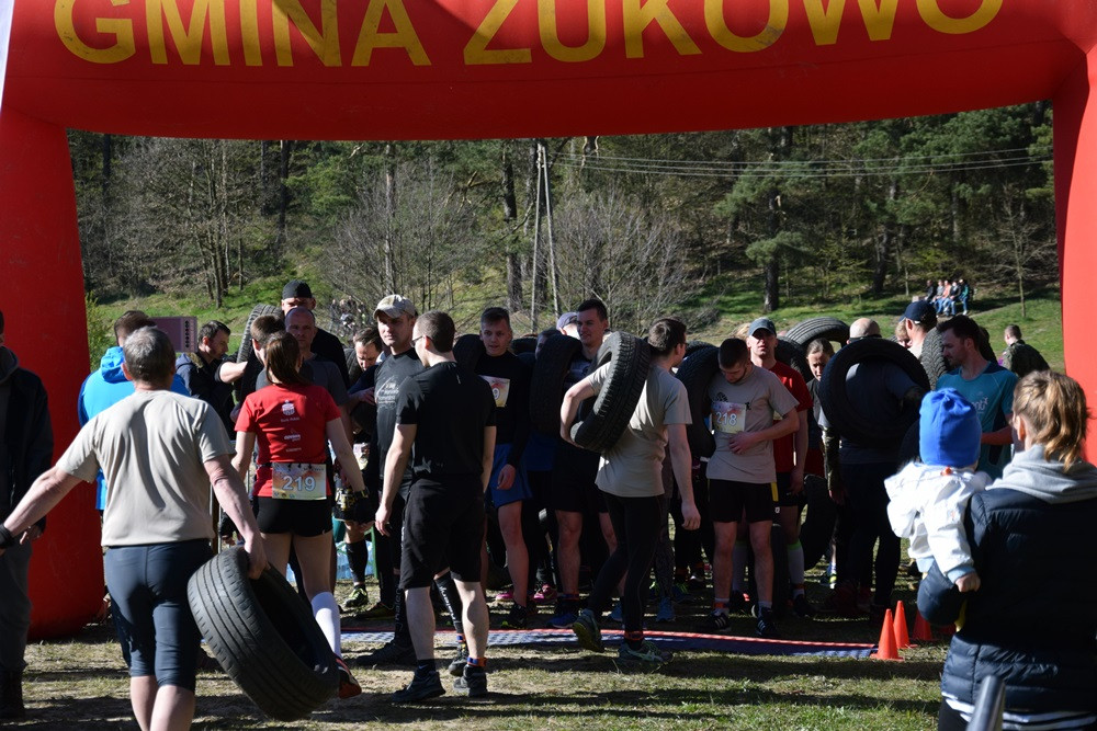 Dźwigali opony, biegali przez płotki i muldy - pierwszy Hardcore Run w Żukowie