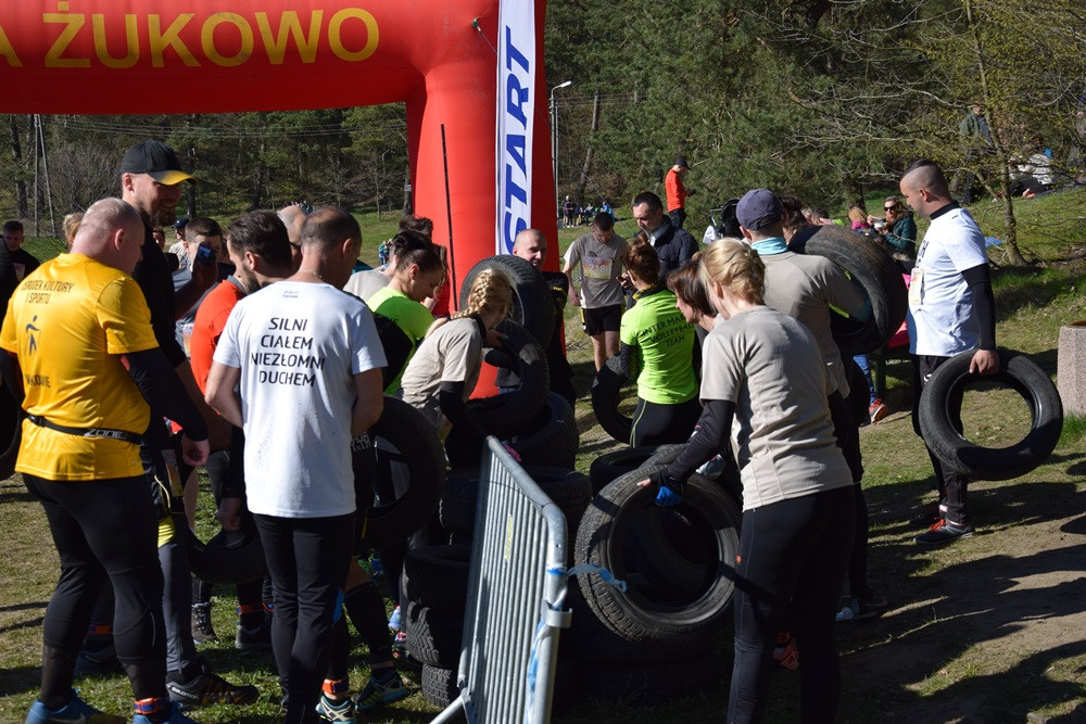Dźwigali opony, biegali przez płotki i muldy - pierwszy Hardcore Run w Żukowie