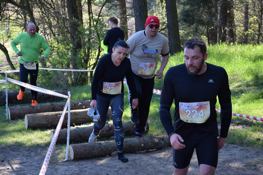 Dźwigali opony, biegali przez płotki i muldy - pierwszy Hardcore Run w Żukowie