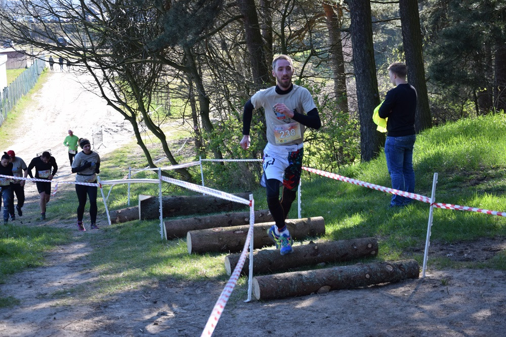 Dźwigali opony, biegali przez płotki i muldy - pierwszy Hardcore Run w Żukowie