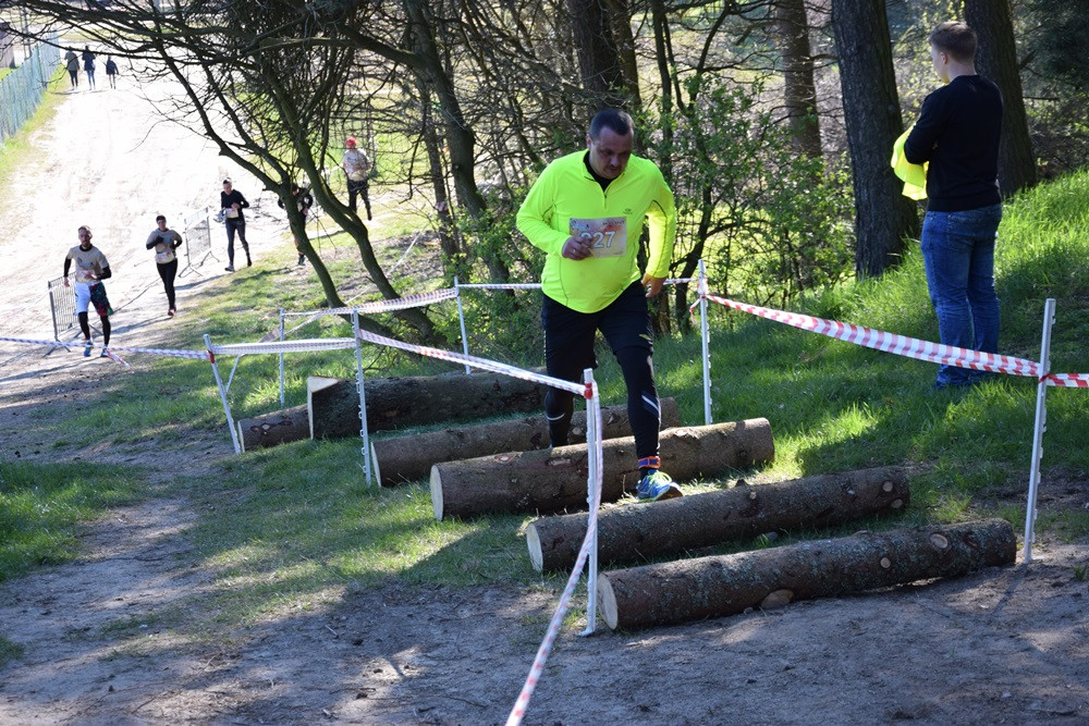 Dźwigali opony, biegali przez płotki i muldy - pierwszy Hardcore Run w Żukowie