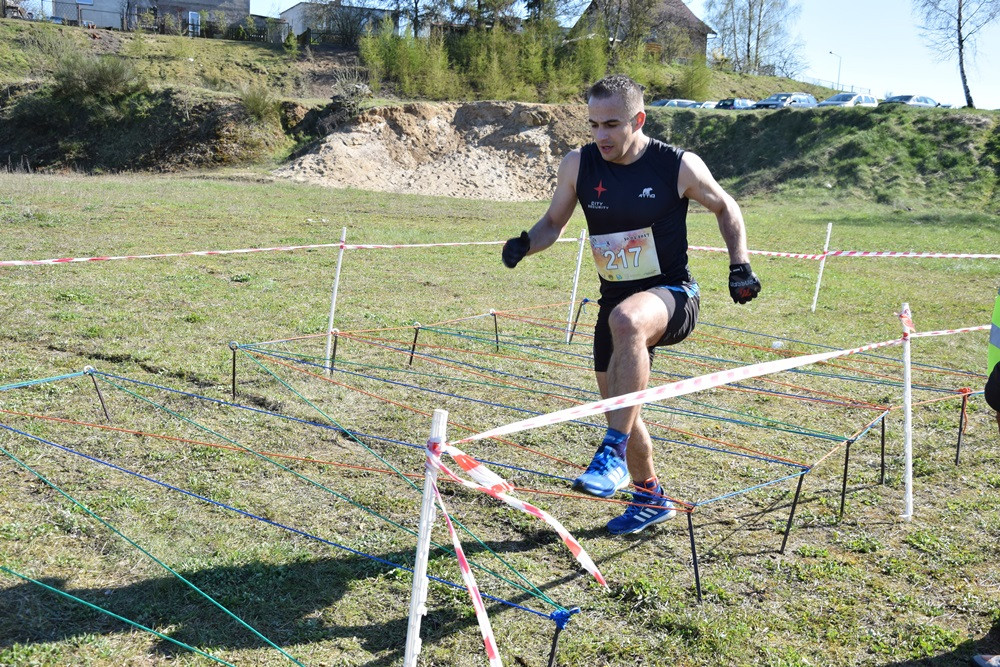 Dźwigali opony, biegali przez płotki i muldy - pierwszy Hardcore Run w Żukowie
