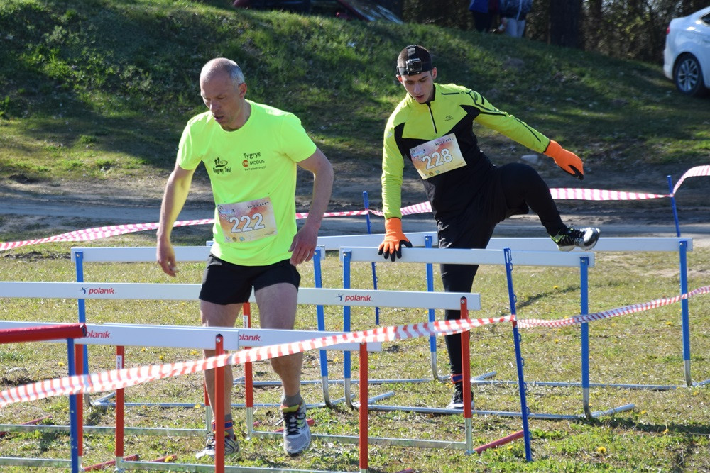 Dźwigali opony, biegali przez płotki i muldy - pierwszy Hardcore Run w Żukowie