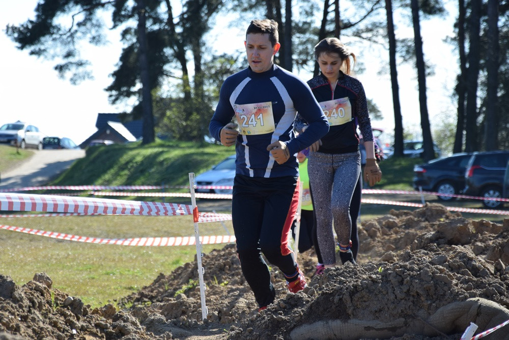 Dźwigali opony, biegali przez płotki i muldy - pierwszy Hardcore Run w Żukowie