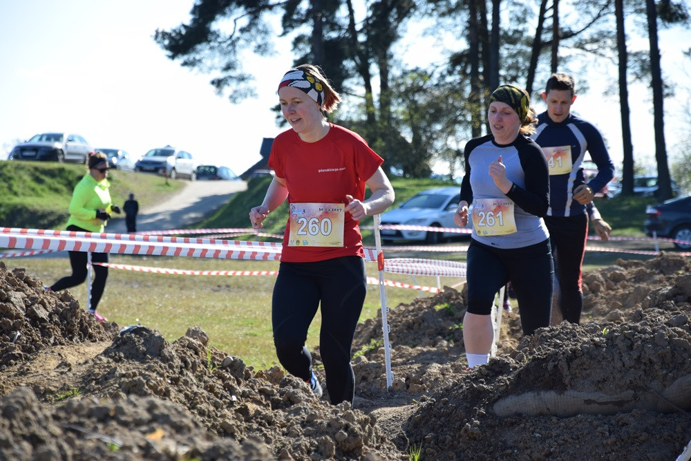 Dźwigali opony, biegali przez płotki i muldy - pierwszy Hardcore Run w Żukowie