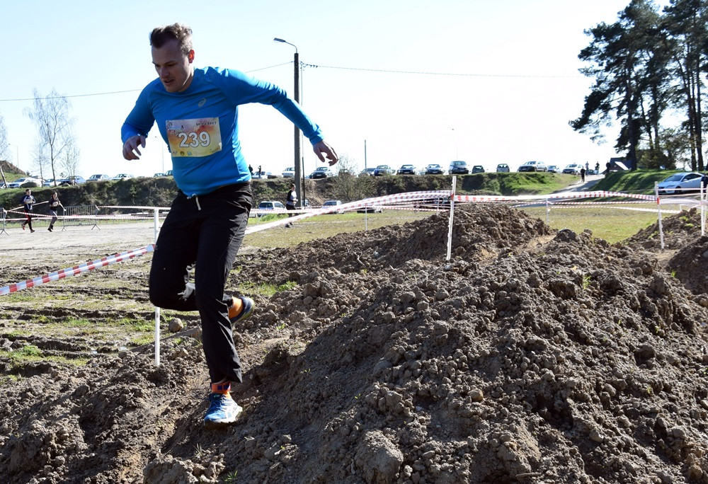 Dźwigali opony, biegali przez płotki i muldy - pierwszy Hardcore Run w Żukowie