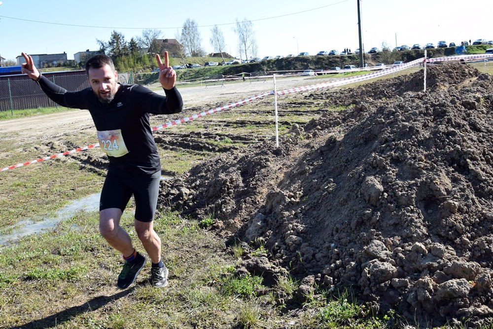 Dźwigali opony, biegali przez płotki i muldy - pierwszy Hardcore Run w Żukowie
