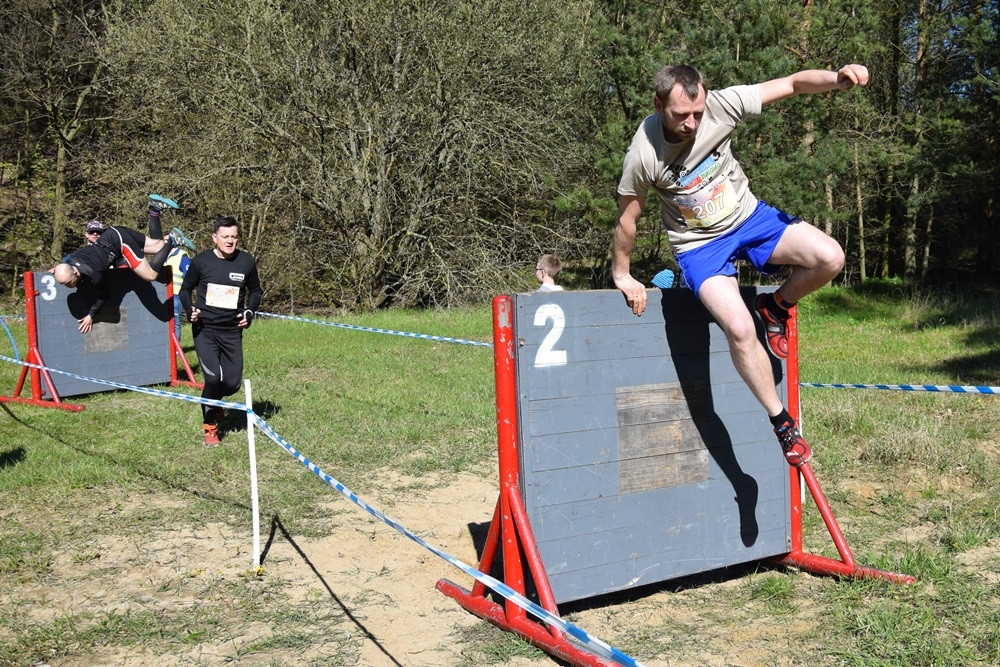 Dźwigali opony, biegali przez płotki i muldy - pierwszy Hardcore Run w Żukowie