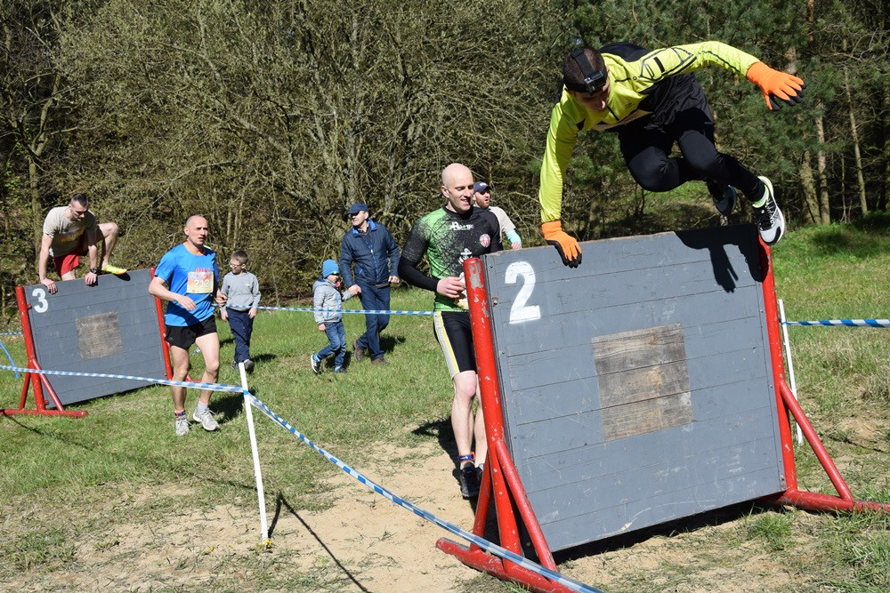 Dźwigali opony, biegali przez płotki i muldy - pierwszy Hardcore Run w Żukowie