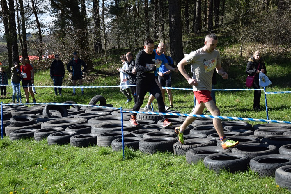 Dźwigali opony, biegali przez płotki i muldy - pierwszy Hardcore Run w Żukowie