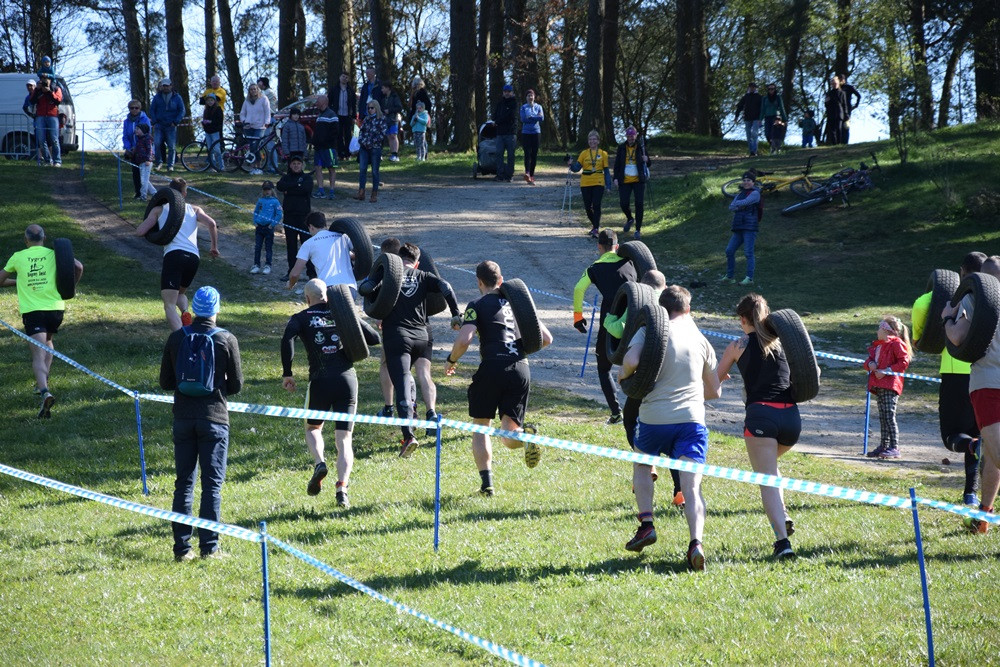 Dźwigali opony, biegali przez płotki i muldy - pierwszy Hardcore Run w Żukowie