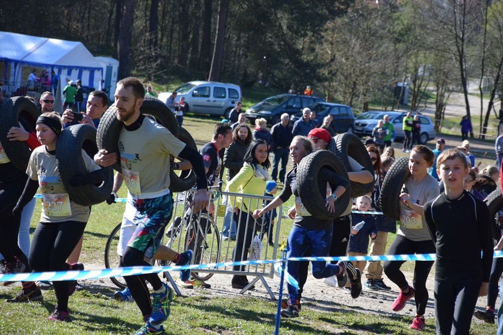 Dźwigali opony, biegali przez płotki i muldy - pierwszy Hardcore Run w Żukowie