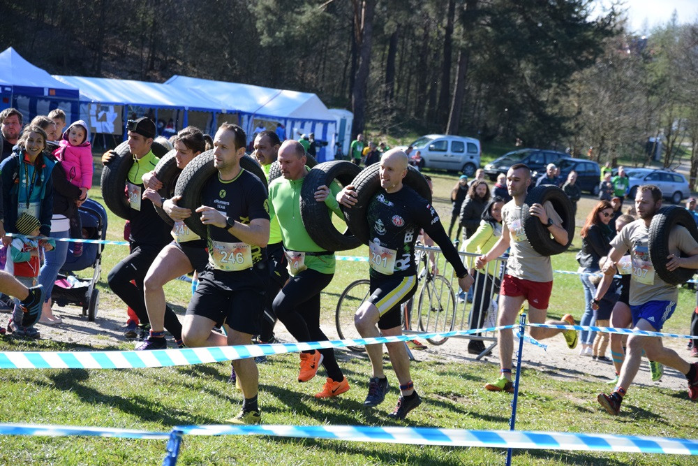 Dźwigali opony, biegali przez płotki i muldy - pierwszy Hardcore Run w Żukowie