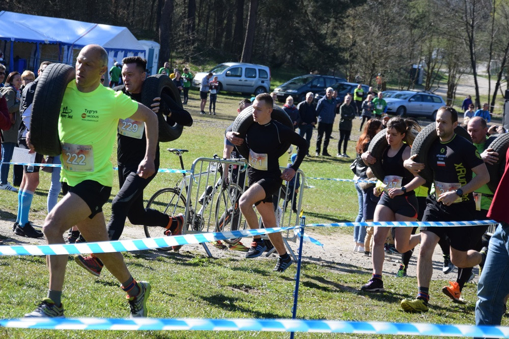 Dźwigali opony, biegali przez płotki i muldy - pierwszy Hardcore Run w Żukowie