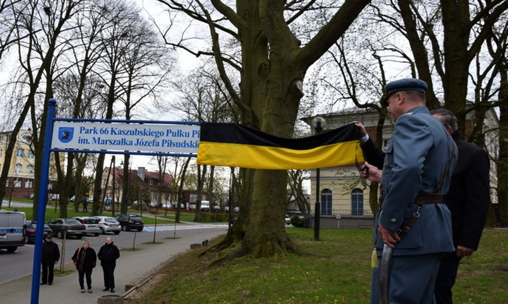 Kartuzy. Uroczystości trzeciomajowe. Park zyskał nazwę 66 Kaszubskiego Pułku Piechoty