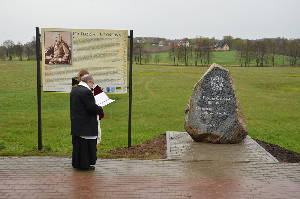 W Sianowie stanął obelisk na pamiątkę 200. rocznicy urodzin Floriana Ceynowy