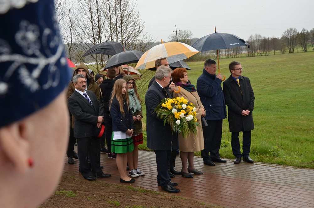 W Sianowie stanął obelisk na pamiątkę 200. rocznicy urodzin Floriana Ceynowy